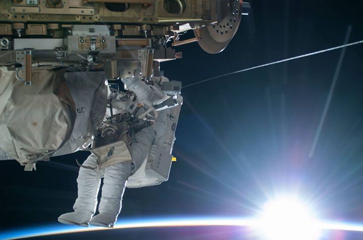 Селфи американских астронавтов в открытом космосе попали в сеть
