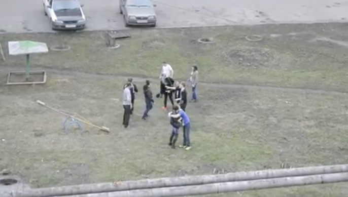 В Ленинске-Кузнецком компания молодых людей решила развлечься дракой на детской площадке