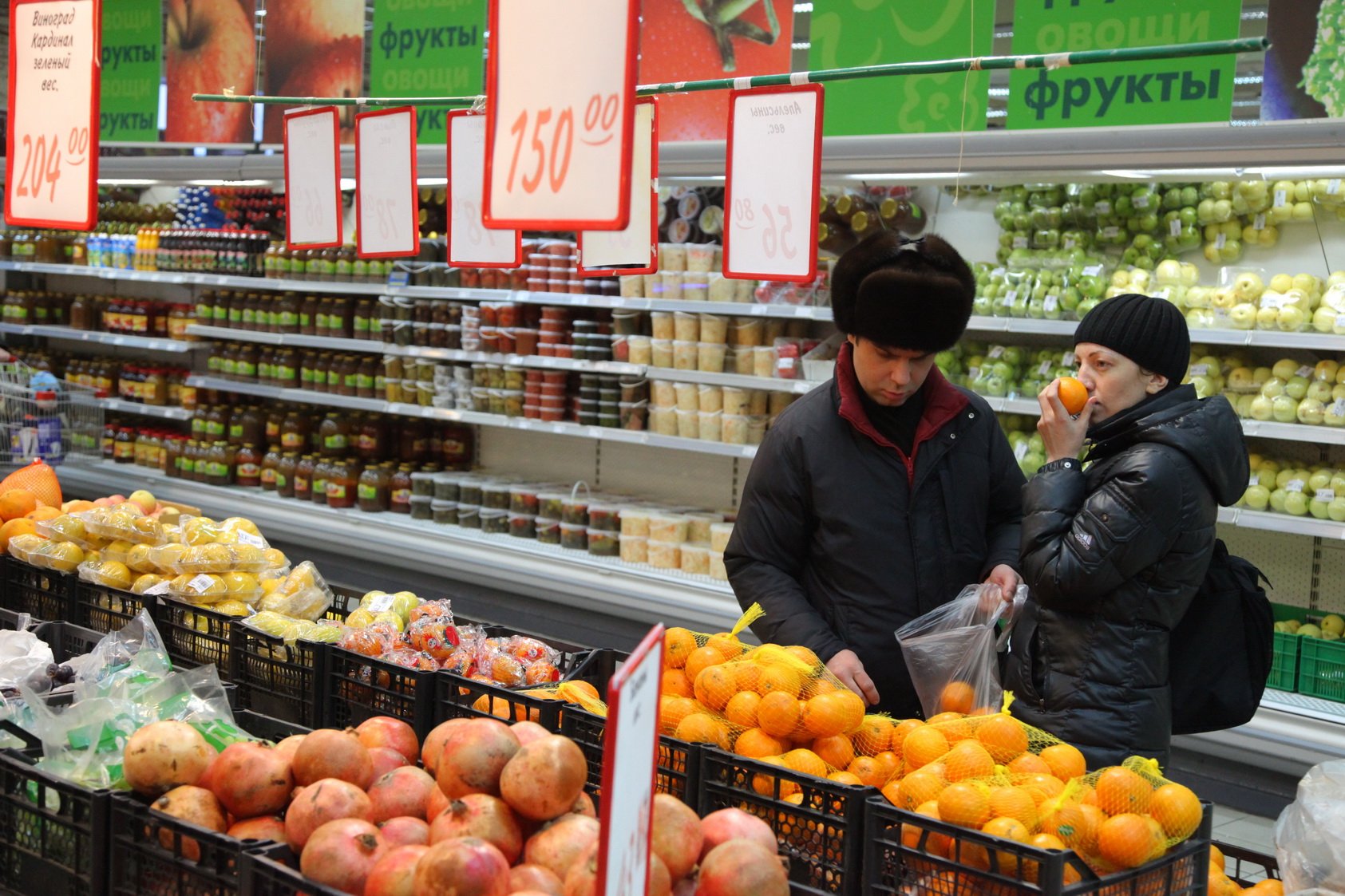 Крупнейшие ритейлеры страны заморозят цены на социально важные продукты