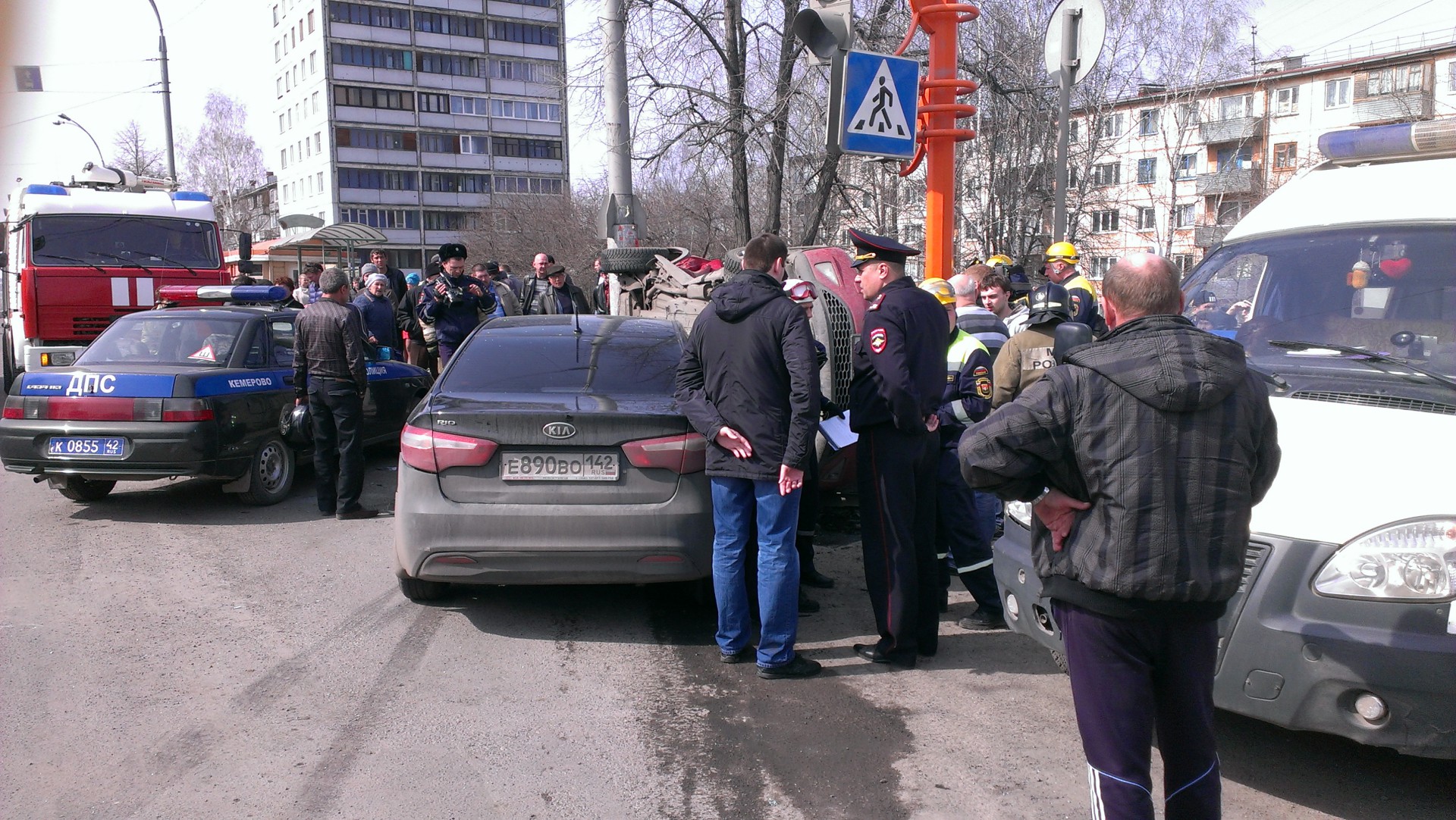 В Кемерове очевидцы ДТП вытащили из перевёрнутой машины пострадавшую