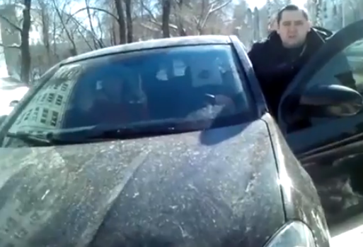 Кемеровского водителя, угрожавшего пешеходу битой, привлекут к ответственности