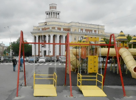 В Кемерове установили качели для инвалидов-колясочников