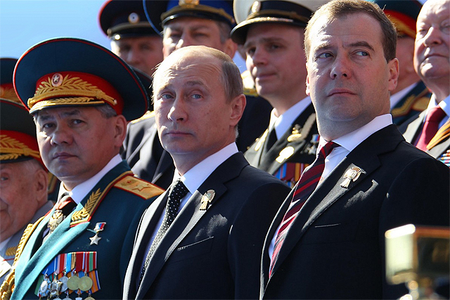 Путин и Медведев поздравили кузбассовцев с Днём защитника Отечества