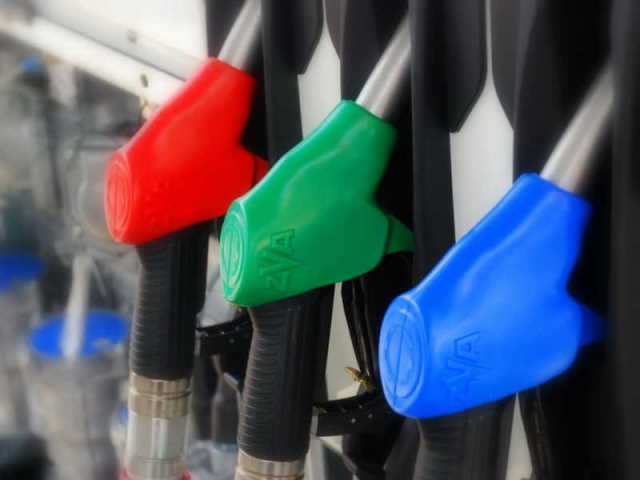 Правительство объяснило дороговизну бензина при дешёвой нефти