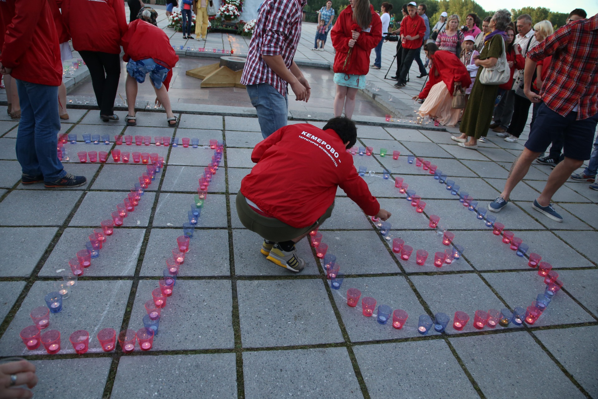 Кемеровчане зажгли сотни свечей в День памяти и скорби