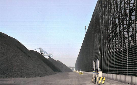 Несмотря на то, что угольные склады окружены сопками, всё равно будут установлены стены.