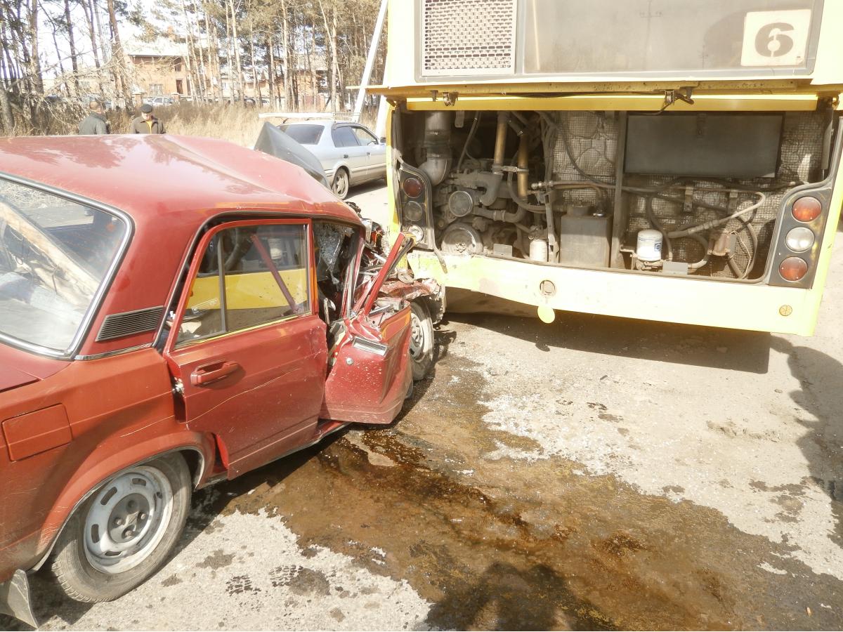 В Мариинске погиб водитель ВАЗ, столкнувшись с маршруткой