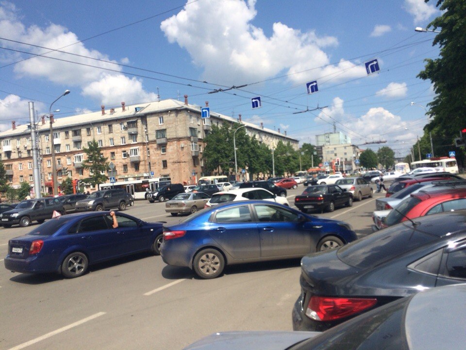 В Кемерове ремонт улицы спровоцировал огромную пробку