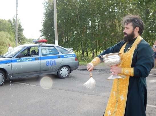 В Мариинске на борьбу с ДТП вышли священнослужители