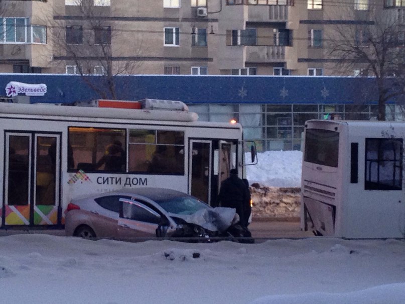 В Кемерове полицейский врезался в стоящий автобус