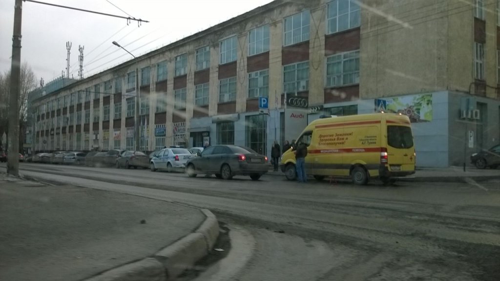 В Кемерове возле автосалона Audi сбили 18-летнюю девушку