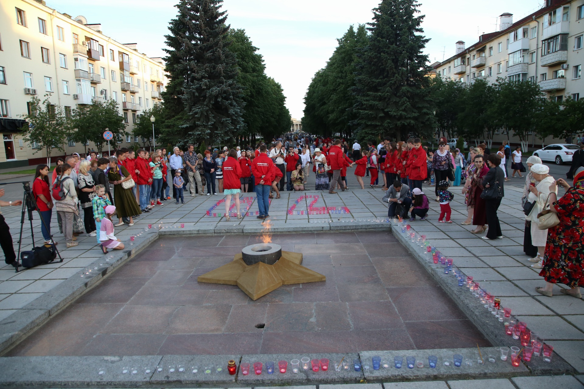 Кемеровчане зажгли сотни свечей в День памяти и скорби