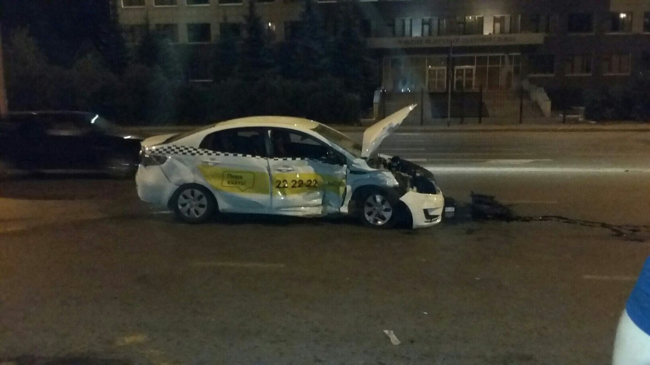В столкновении такси и Infinity в Кемерове пострадали два человека