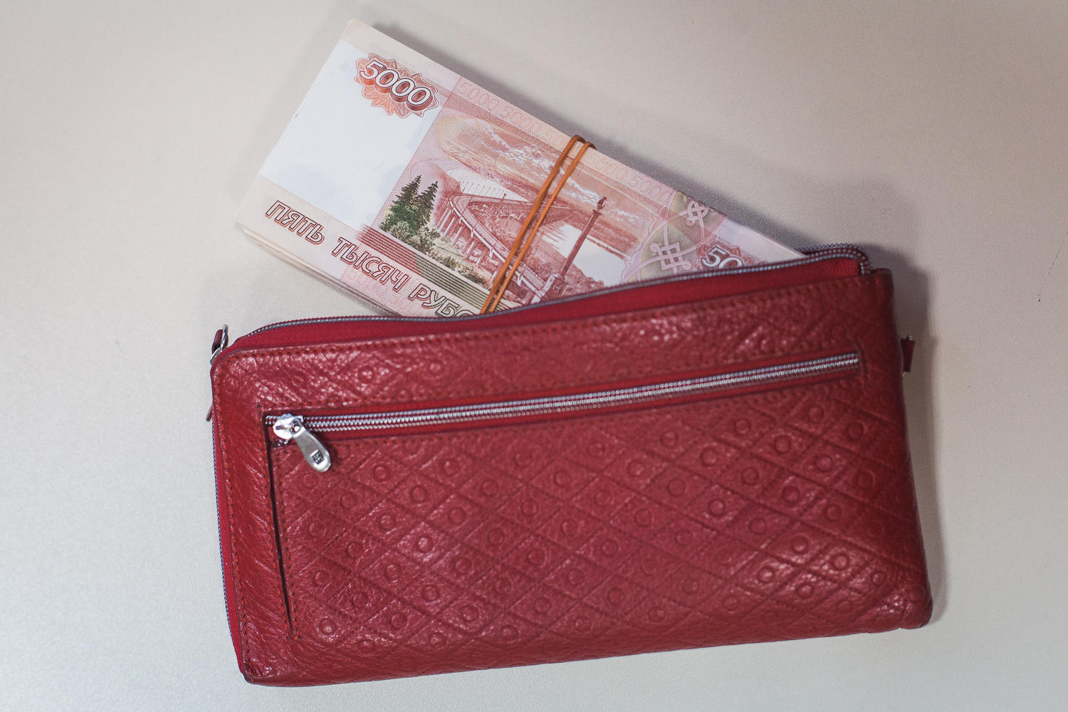 В Кузбассе валютная аферистка обманула мужчину на 40 тысяч рублей