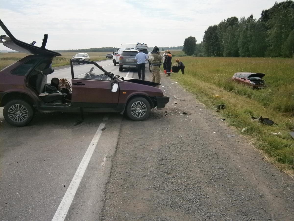 Трое кузбассовцев пострадали в столкнувшихся машинах на трассе