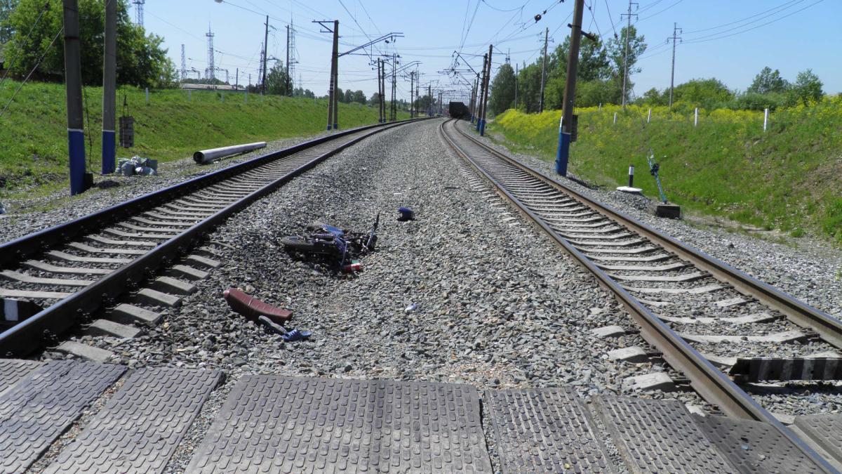В Кузбассе 14-летний мотоциклист погиб в столкновении с локомотивом