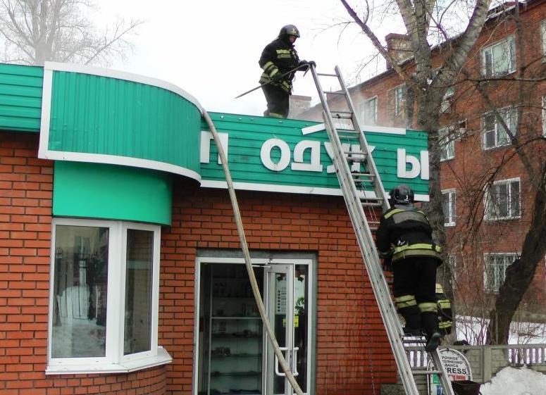 новокузнецкие пожарные спасли выручку продуктового магазина.jpg