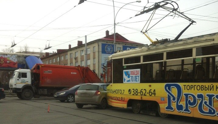 В Кемерове трамвай столкнулся с легковым автомобилем