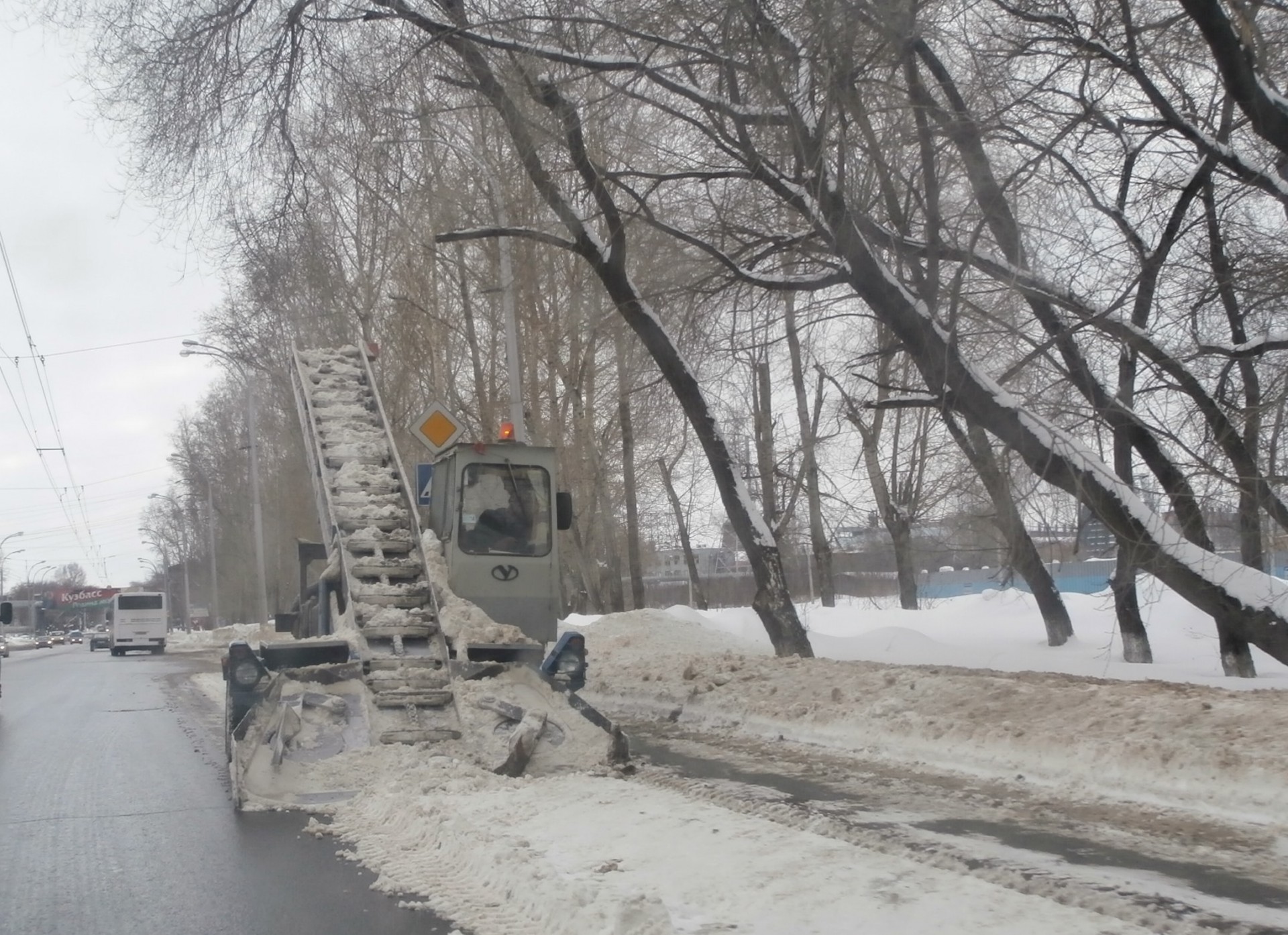 Кемеровские дорожники вывезли рекордное количество снега с начала зимнего сезона