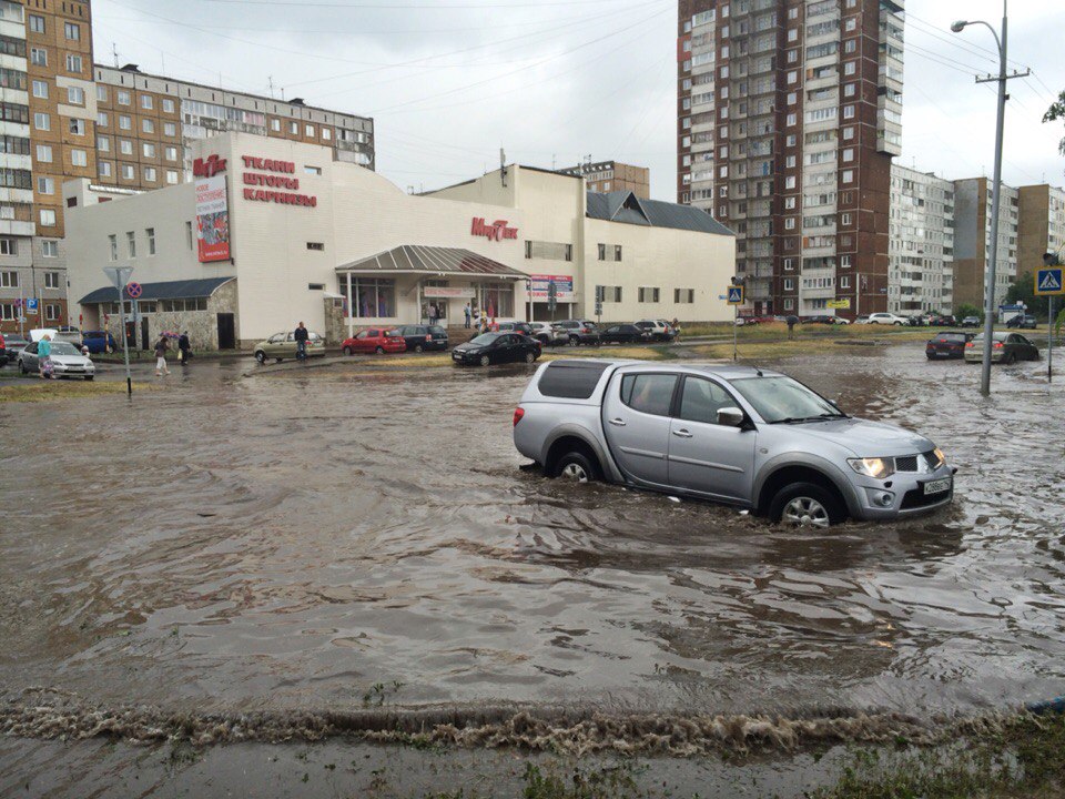 В Кемерове затопило Ленинградский проспект