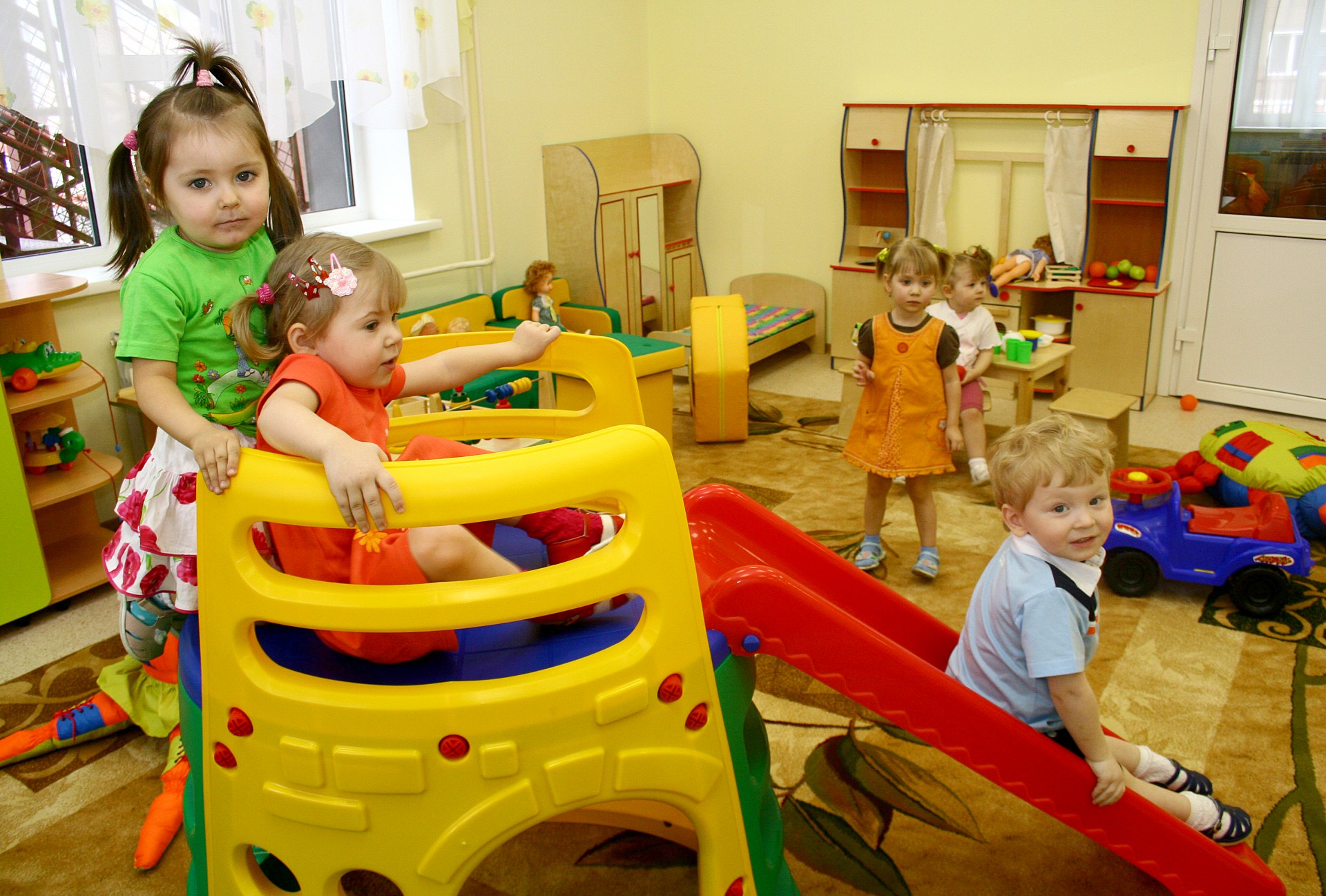 Детский садик мы сегодня покидаем потому что. Дети в детском саду Новокузнецк. Детский сад 24 Новокузнецк. Больничный у ребенка в садике. В детский садик хожу.