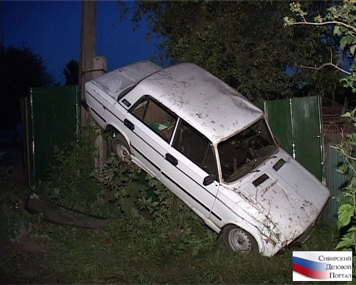 В Кемерове в результате ДТП "шестерка" повисла на заборе частного дома