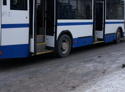 В Новокузнецке кондуктор высадила из автобуса потерявшую сознание девушку