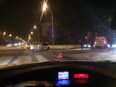 В Кемерове после столкновения с такси ВАЗ отбросило на пешехода