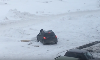 Кемеровский водитель заставил девушку толкать застрявший автомобиль