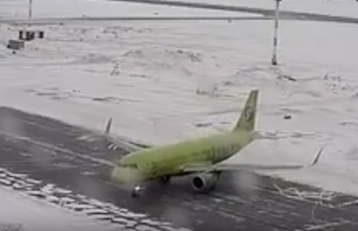 В Сети опубликовали видео с «дрифтующим» самолётом в аэропорту Новосибирска