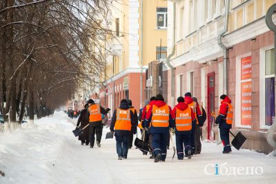 Сотрудники КЭНК помогли очистить центр Кемерова от снега