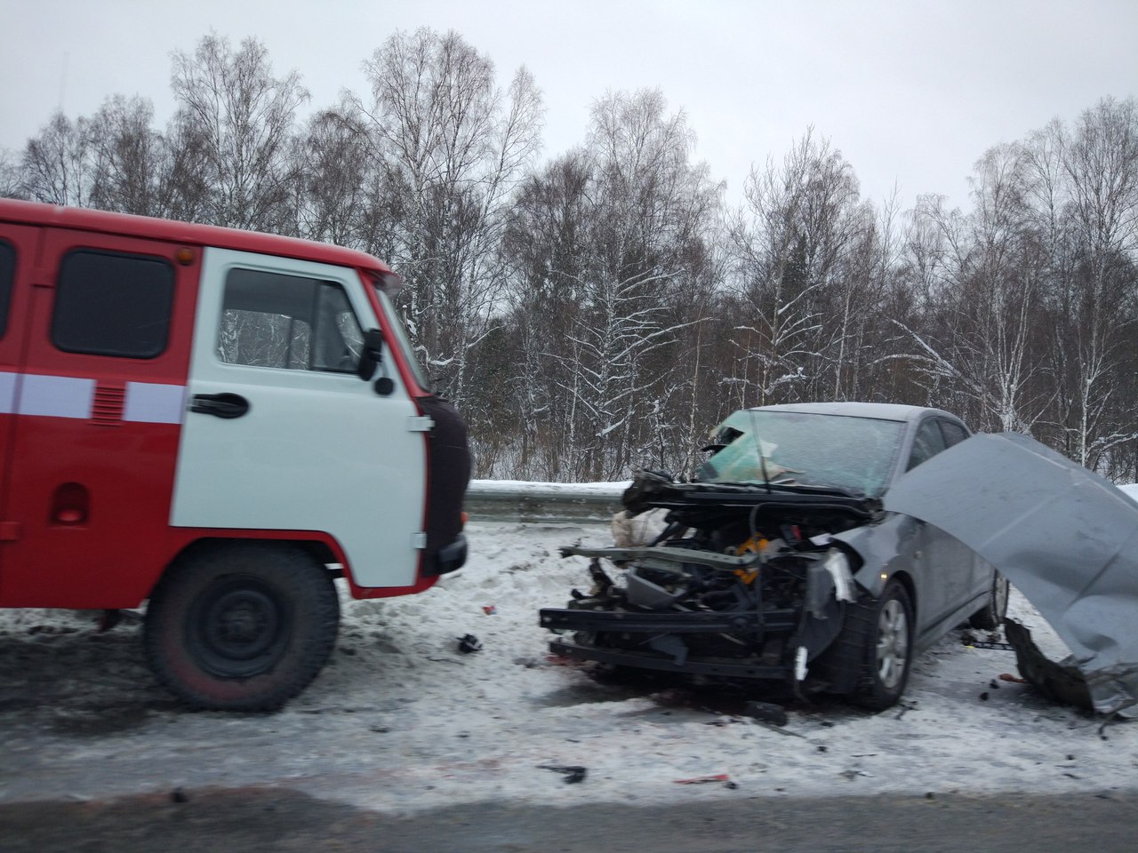 На кузбасской трассе в ДТП с грузовиком пострадал Nissan Tiida • 03.01.2017  • Новости • Сибдепо