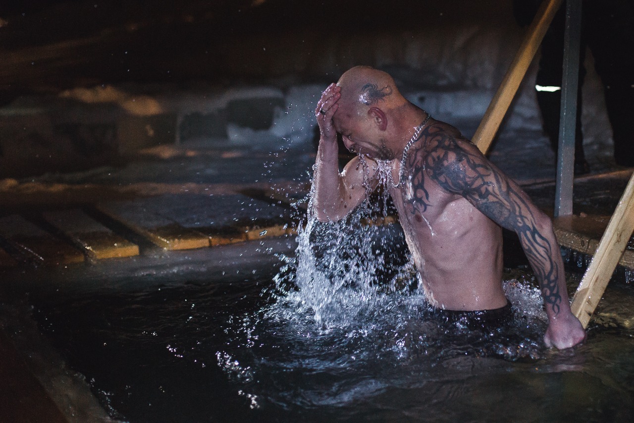 Прорубь ночью. Крещение прорубь. Кичменгский городок крещение купель. Купели в метели. Купели в метели.