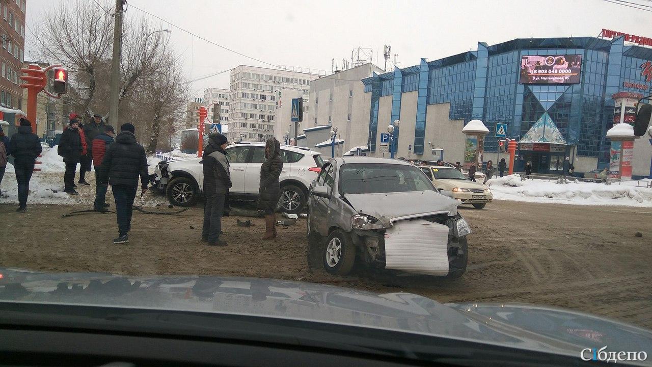 Дтп на проспекте ленина. ДТП В Кемерово возле сельского рынка. Авария на проспекте Ленина Нижний Новгород сегодня.