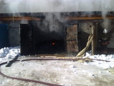 Ночью в Кузбассе в гараже горели погрузчик и грузовик