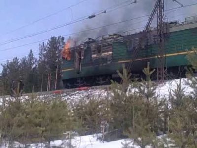 В Кузбассе локомотив грузового поезда загорелся во время движения