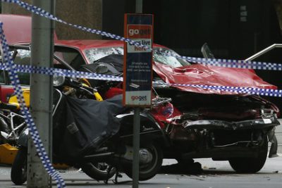 Врезавшийся в толпу автомобиль в Мельбурне cмертельно травмировал трёх человек