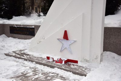 В Белове вандалы разрушили звезду на памятнике героям Великой Отечественной войны