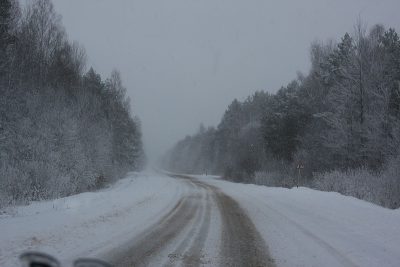 В Новокузнецке из-за снегопада перекрыли объездную дорогу