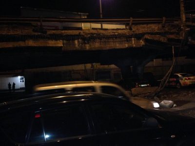 В Киеве частично обрушился автомобильный мост