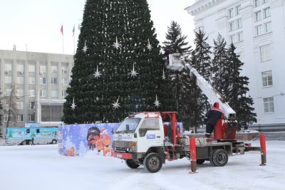 В Кемерове начали демонтировать новогоднюю ель на площади Советов