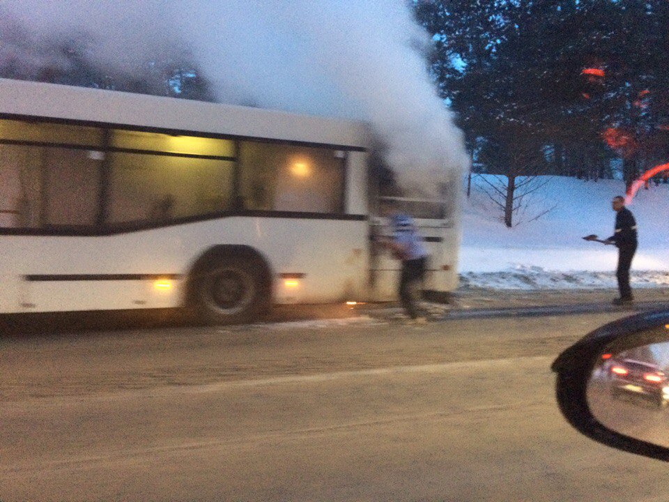 Автобус утром. Автобус загорелся Кемерово. Автобус задымился. Задымление в автобусе. Автобус задымился зимой.