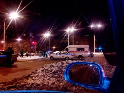 В Кемерове на перекрёстке автомобиль Infimiti протаранил машину ДПС