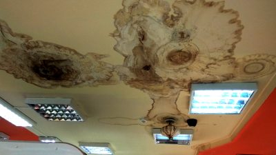 Кемеровский магазин «Кора» игнорирует опасное состояние потолка