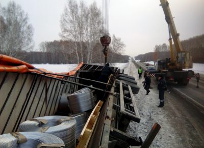 В Кузбассе сотрудники ГИБДД помогли замерзавшему водителю перевернувшейся фуры