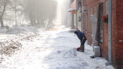 В общеуниверситетской акции по уборке снега примут участие 1000 студентов и сотрудников КемГУ