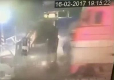 Пьяный иркутский водитель на автокране решил проскочить переезд и столкнулся с поездом