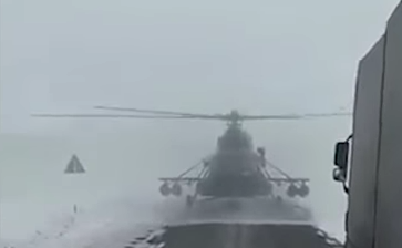 Видео: в Казахстане пилот посадил военный вертолёт на трассу, чтобы спросить дорогу