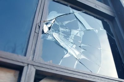 Кузбасский школьник, на которого во время урока упало окно, получит 50 тысяч рублей