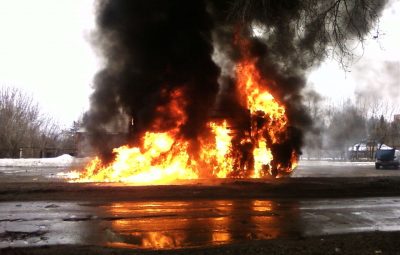 Ночью в Кемерове неизвестные спалили пять грузовиков